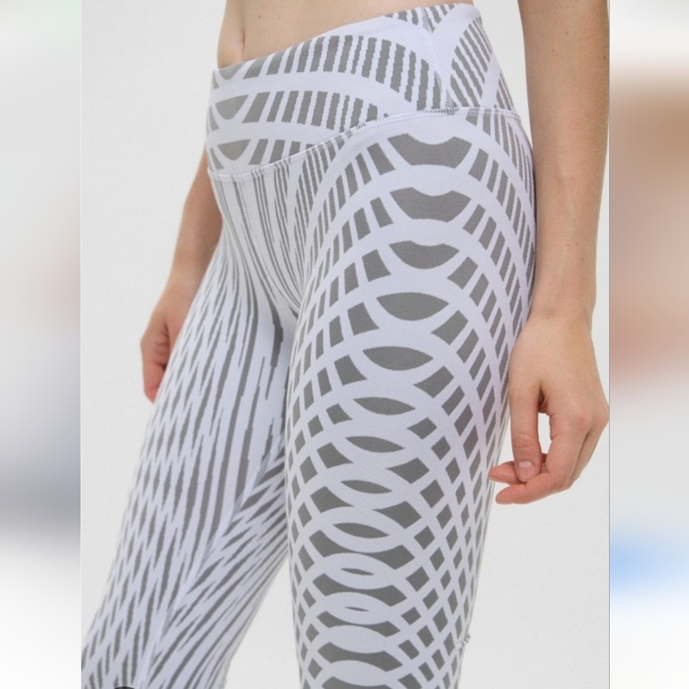 Alo Stylish Gray Patterned Crop Leggings
